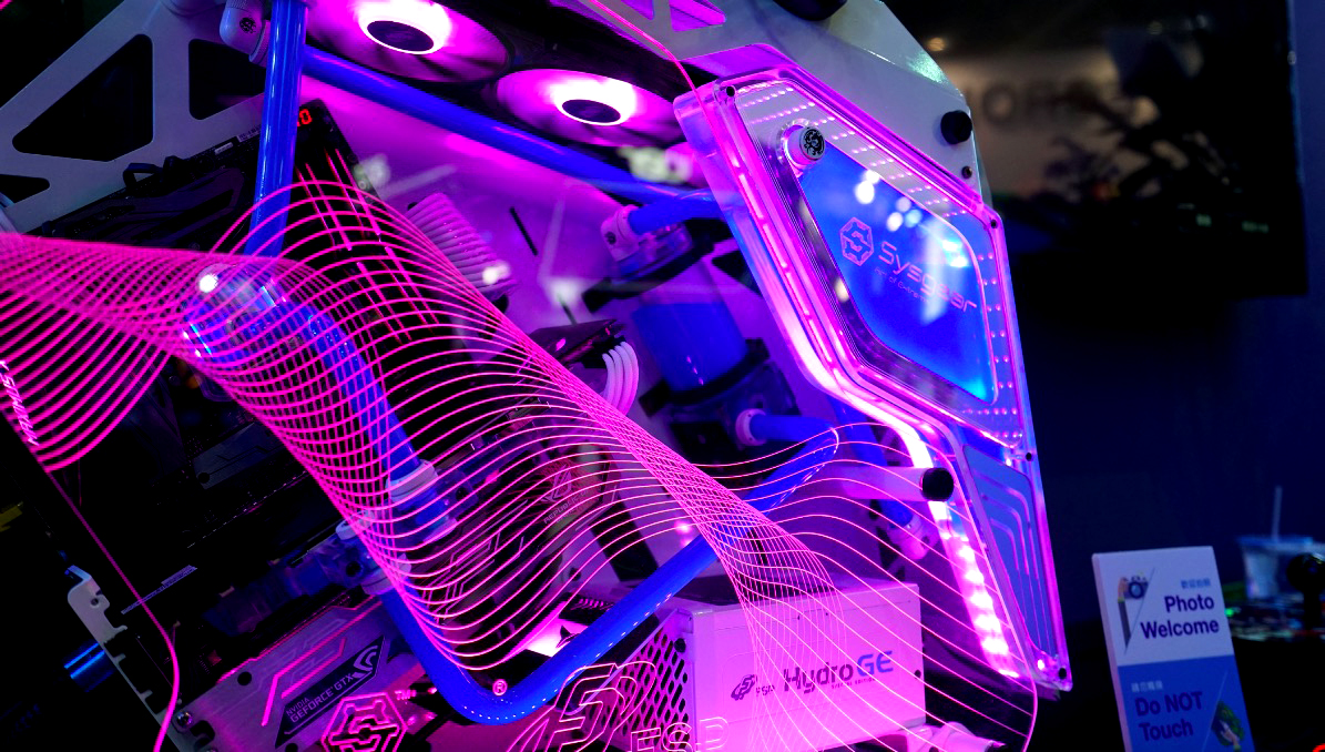 鋒巢網(wǎng)直播| 2018臺(tái)北電腦展：只為勇者而生 華碩ROG&靈耀X新品發(fā)布會(huì)直播-鋒巢網(wǎng)