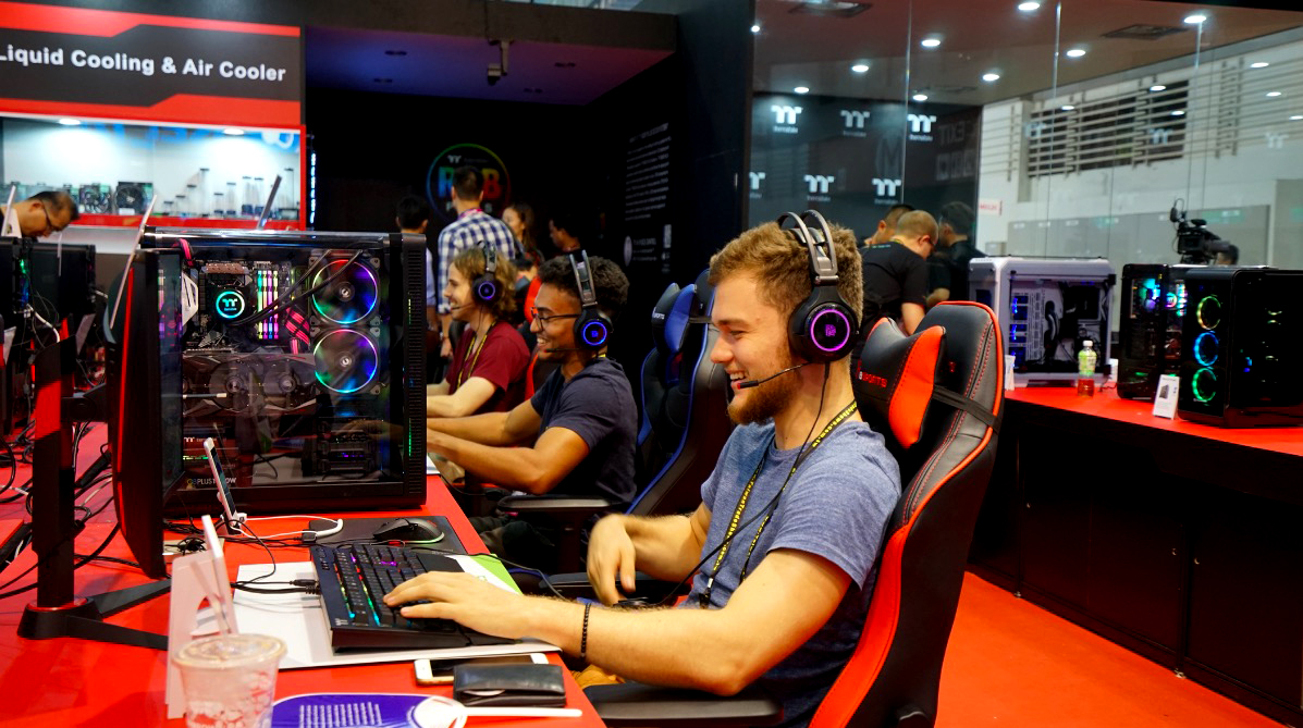 鋒巢網(wǎng)直播| 2018臺(tái)北電腦展:只為勇者而生 華碩ROG&靈耀X新品發(fā)布會(huì)直播-鋒巢網(wǎng)