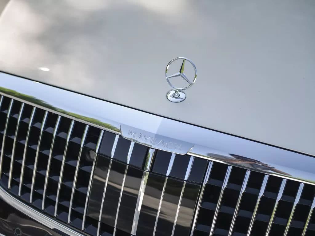 邁巴赫S680，帶你見識土豪的生活！-鋒巢網