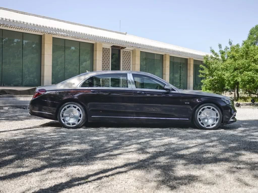邁巴赫S680，帶你見識土豪的生活！-鋒巢網