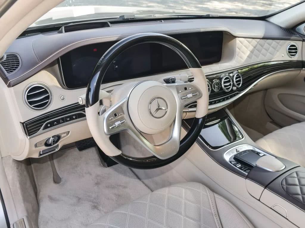 邁巴赫S680，帶你見識土豪的生活！-鋒巢網