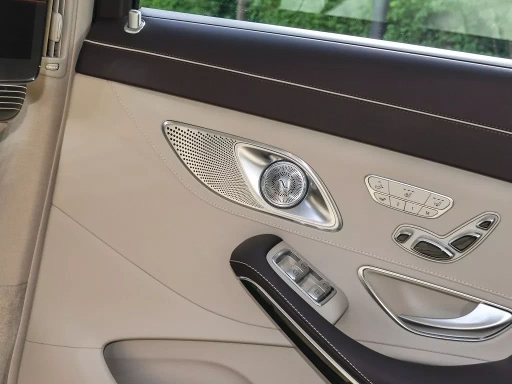 邁巴赫S680，帶你見識土豪的生活！-鋒巢網