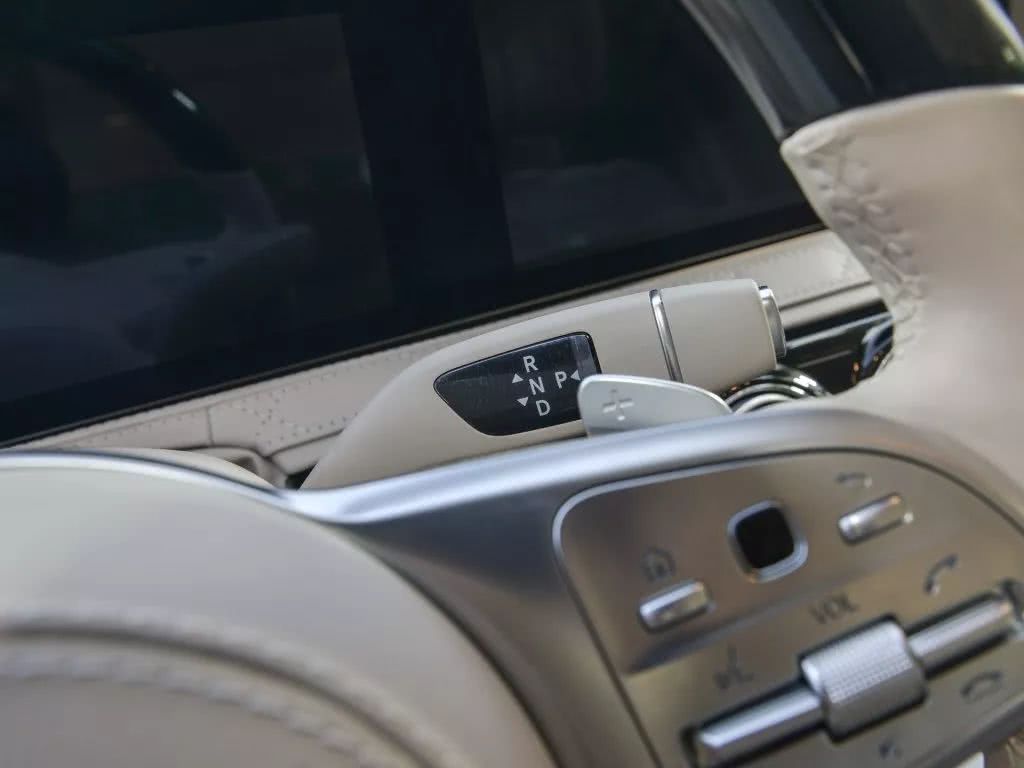 邁巴赫S680，帶你見識土豪的生活！-鋒巢網