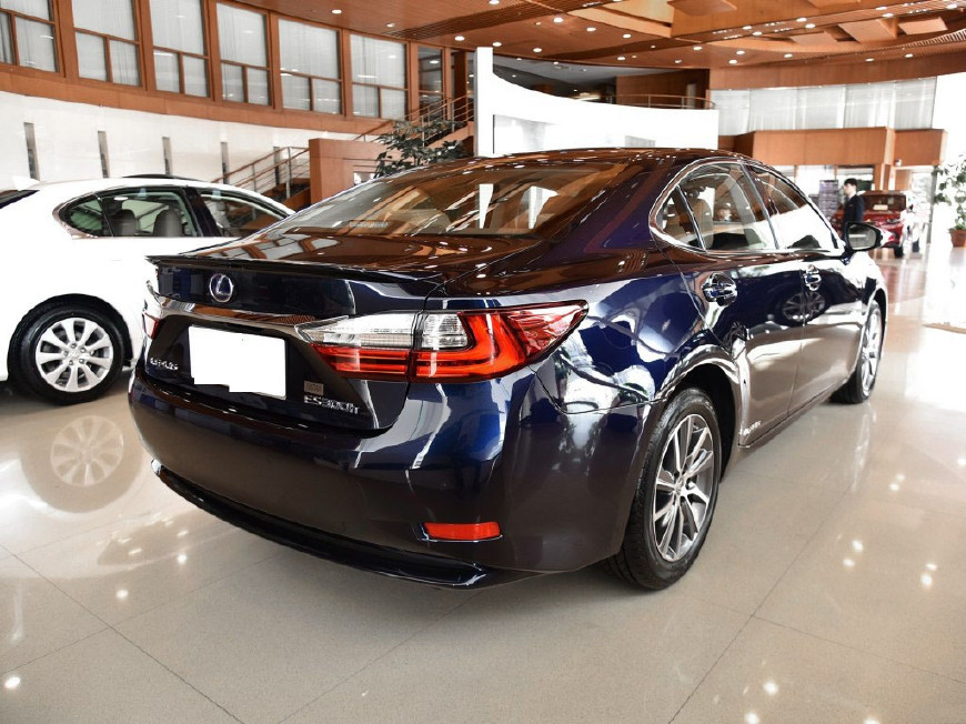 新版雷克薩斯ES亮相 寶馬5系涼涼-鋒巢網