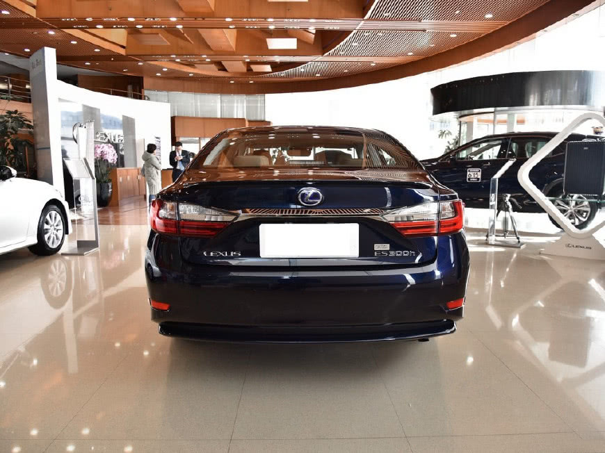 新版雷克薩斯ES亮相 寶馬5系涼涼-鋒巢網