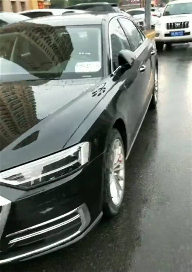 全新奧迪A8百公里加速僅需5.7秒，尾燈氣場(chǎng)十足！-鋒巢網(wǎng)