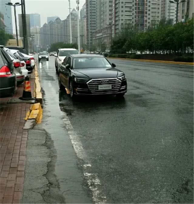 全新奧迪A8百公里加速僅需5.7秒，尾燈氣場(chǎng)十足！-鋒巢網(wǎng)