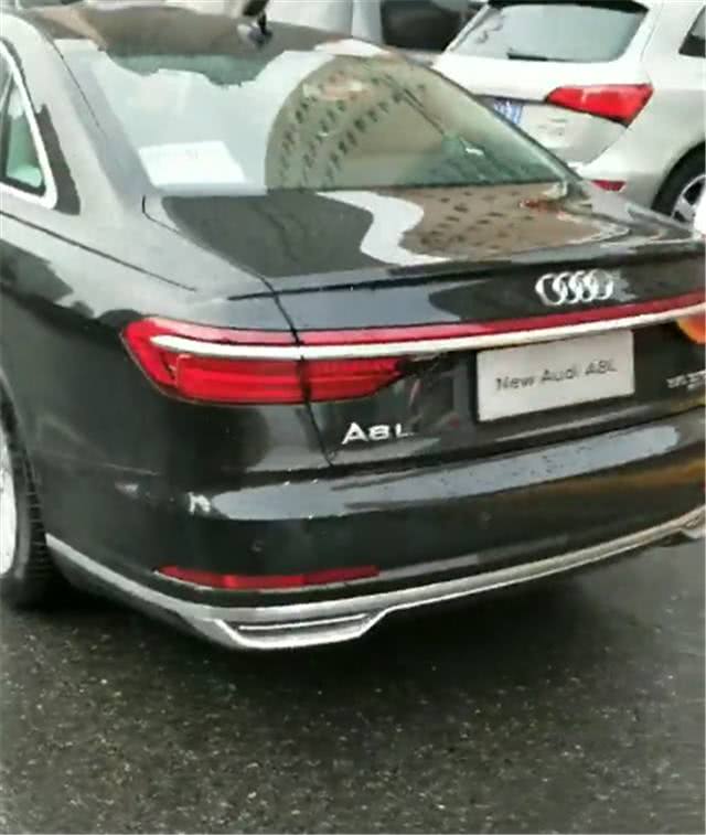 全新奧迪A8百公里加速僅需5.7秒，尾燈氣場(chǎng)十足！-鋒巢網(wǎng)