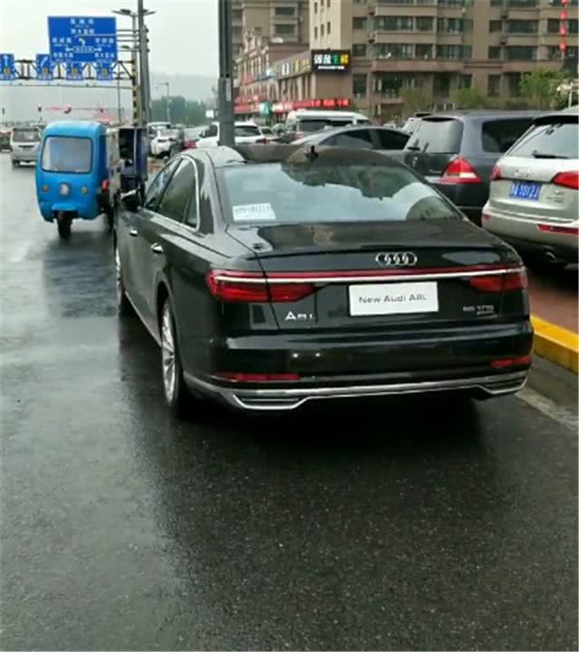 全新奧迪A8百公里加速僅需5.7秒，尾燈氣場(chǎng)十足！-鋒巢網(wǎng)