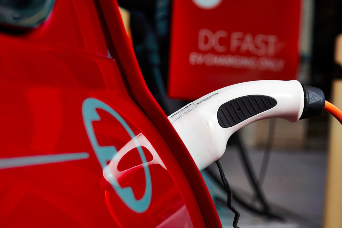 復(fù)古經(jīng)典——電能驅(qū)動(dòng)1959 Mini Cooper！-鋒巢網(wǎng)