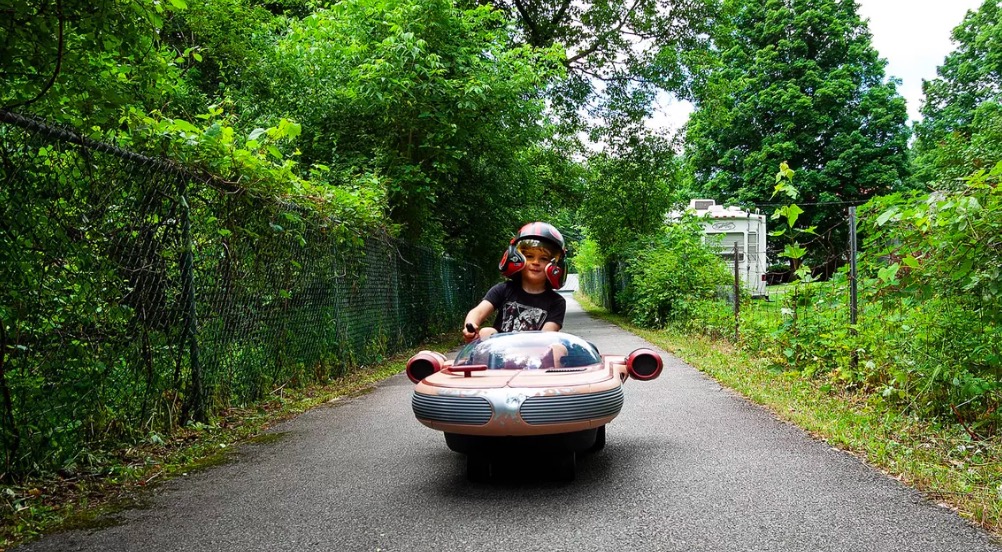 5歲男孩試駕《星球大戰》里的LANDSPEEDER-鋒巢網