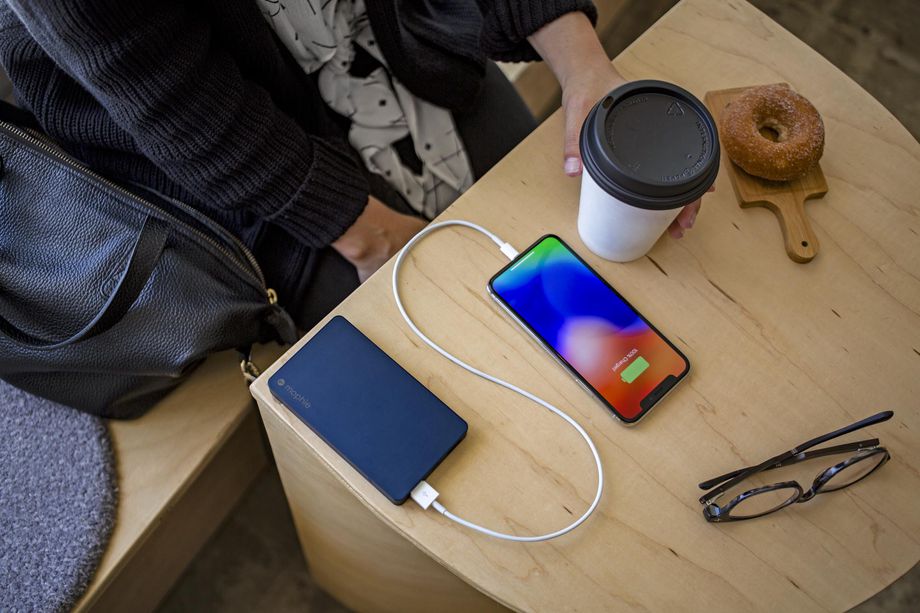 Mophie公司推出了一款可以通過閃電電纜充電的iPhone電池組-鋒巢網