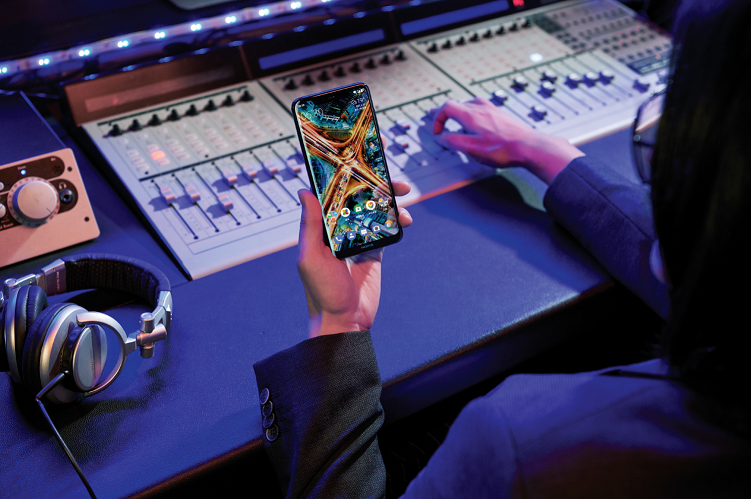 專為亞洲人膚色設計 諾基亞 X5 新品手機浪漫來襲-鋒巢網