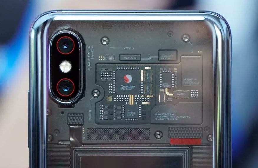 小米 8 探索版透黑組裝電路板原來是假的？-鋒巢網