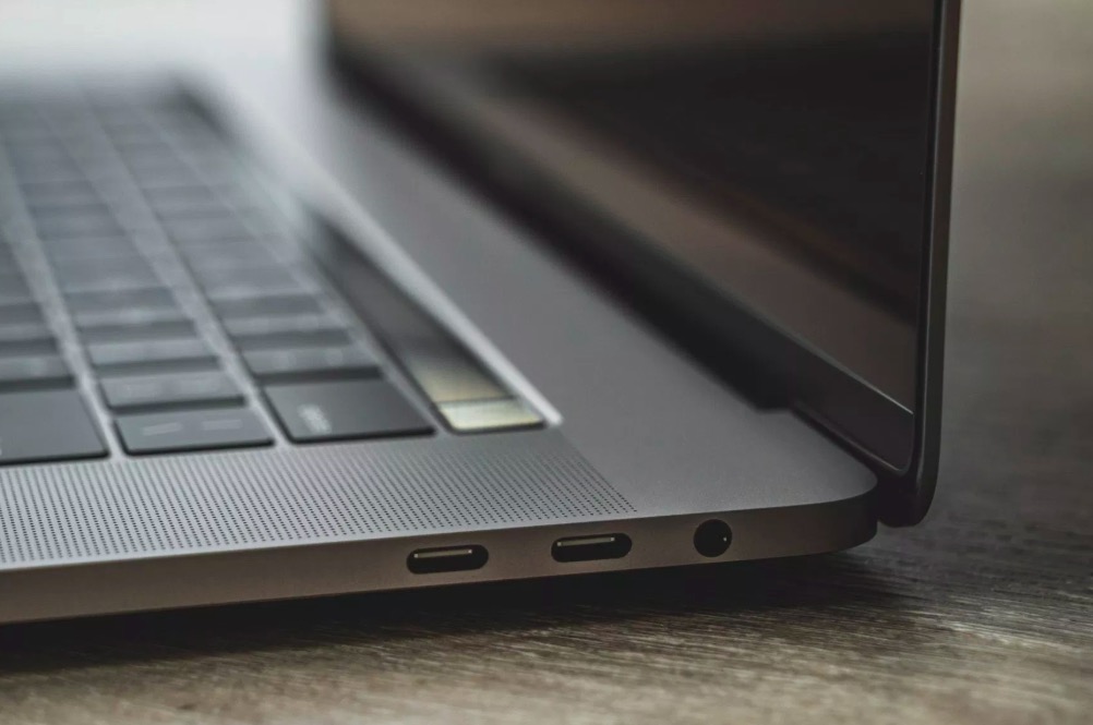 蘋果2018 新版別 MacBook Pro 開箱圖賞-鋒巢網