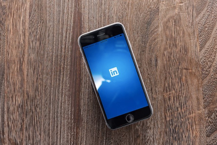 LinkedIn使用了1800萬封非用戶電子郵件來鎖定Facebook廣告-鋒巢網