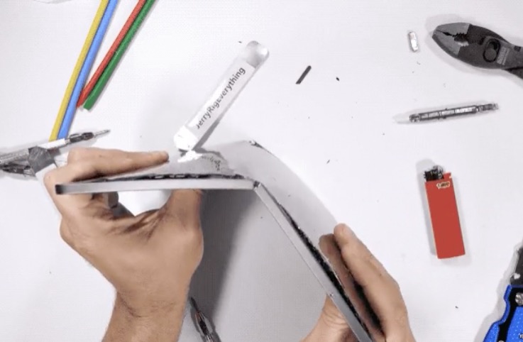 蘋果新一代iPad Pro很容易就被掰彎-鋒巢網