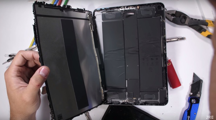 蘋果新一代iPad Pro很容易就被掰彎-鋒巢網