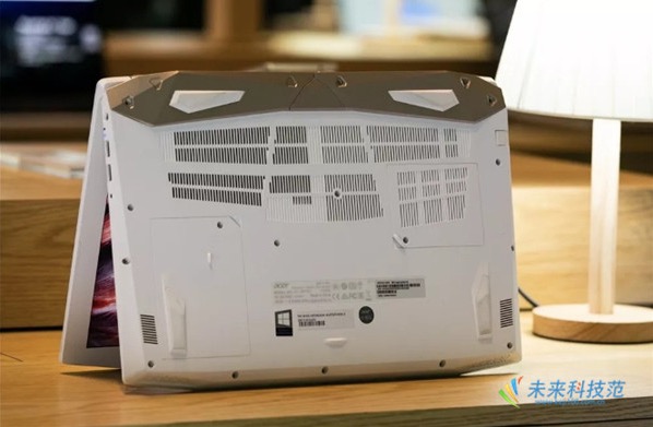 宏碁掠奪者HELIOS 300白金版評測:電競筆記本中的優(yōu)雅野獸派-鋒巢網(wǎng)