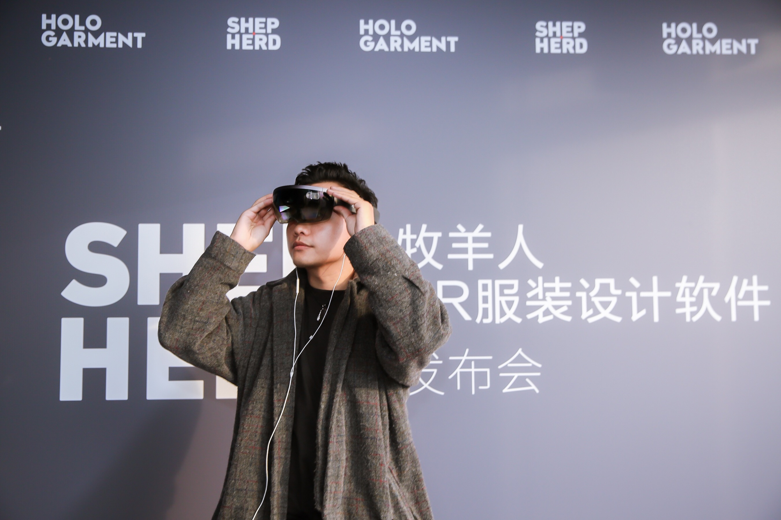 牧羊人發(fā)布AR服裝設(shè)計(jì)軟件 開拓紡織業(yè)新玩法-鋒巢網(wǎng)