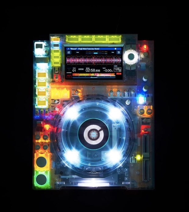 設(shè)計(jì)師Virgil Abloh與先鋒DJ合作，創(chuàng)造了定制的“骨架”DJ裝備-鋒巢網(wǎng)