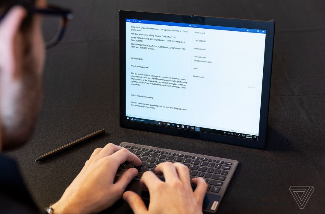 聯(lián)想展示了世界上第一臺可折疊個(gè)人電腦-鋒巢網(wǎng)