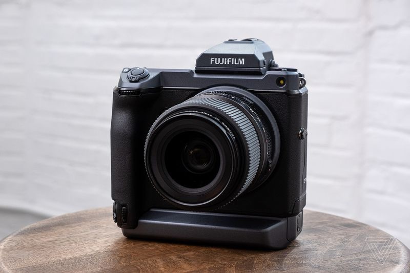 富士的GFX 100是一款中畫幅相機,它的表現(xiàn)就像一部無反光鏡相機-鋒巢網(wǎng)