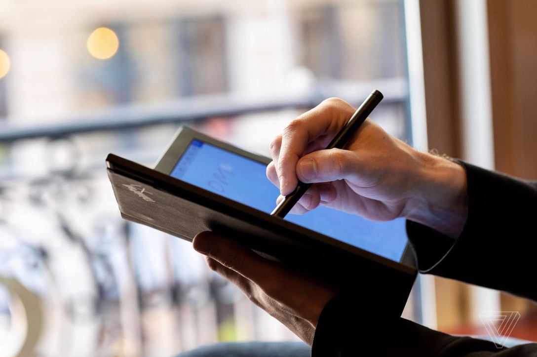 聯(lián)想展示了世界上第一臺可折疊個(gè)人電腦-鋒巢網(wǎng)