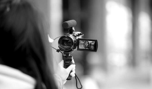 那些拍vlog的年輕人-鋒巢網