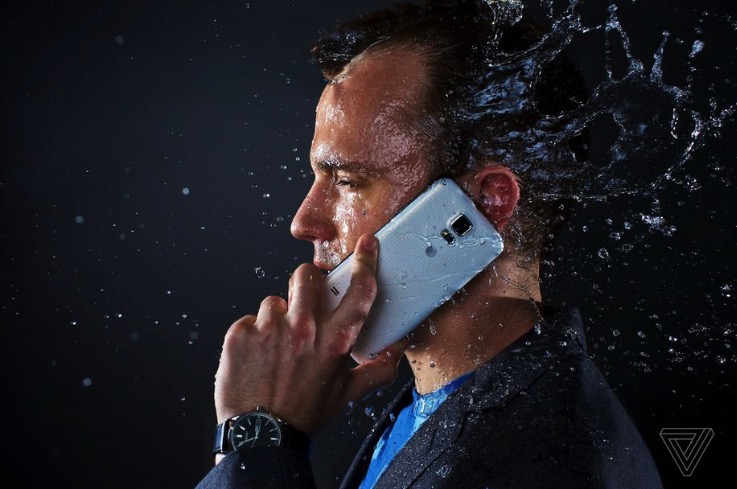 三星被控在防水問題上誤導Galaxy手機用戶-鋒巢網