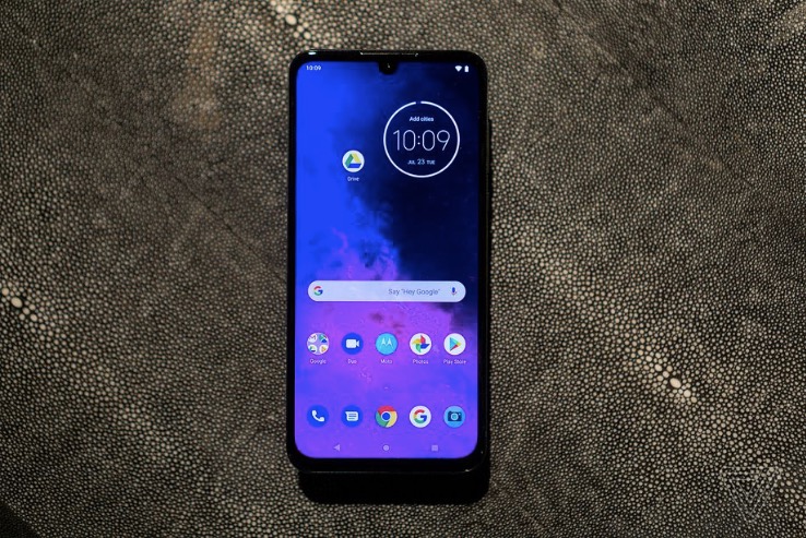 摩托羅拉One Zoom提供了四款攝像頭，價格450美元-鋒巢網(wǎng)