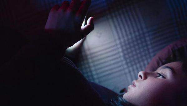 注意！屏幕藍光或縮短壽命-鋒巢網