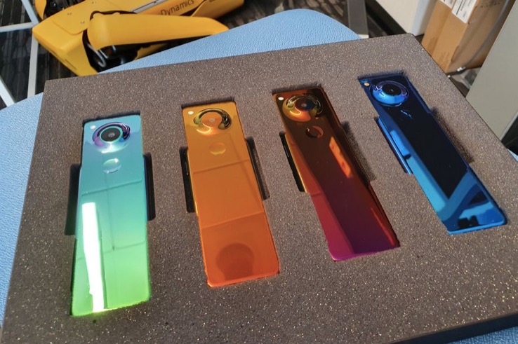 Essential和Android的聯(lián)合創(chuàng)始人安迪·魯賓剛剛在推特上發(fā)布了一款神秘手機的照片-鋒巢網(wǎng)