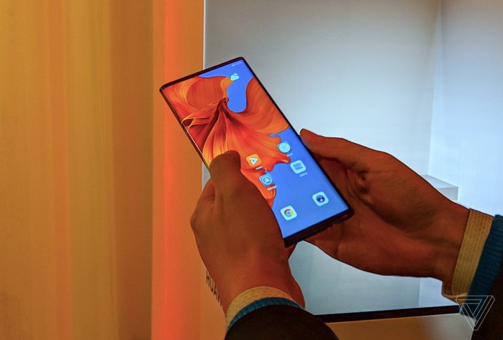 華為的折疊手機(jī)Mate X下月上市，售價(jià)2400美元-鋒巢網(wǎng)