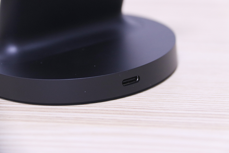 換個姿勢充電！小米立式無線充電器圖賞-鋒巢網