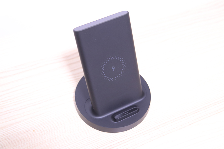 換個姿勢充電！小米立式無線充電器圖賞-鋒巢網