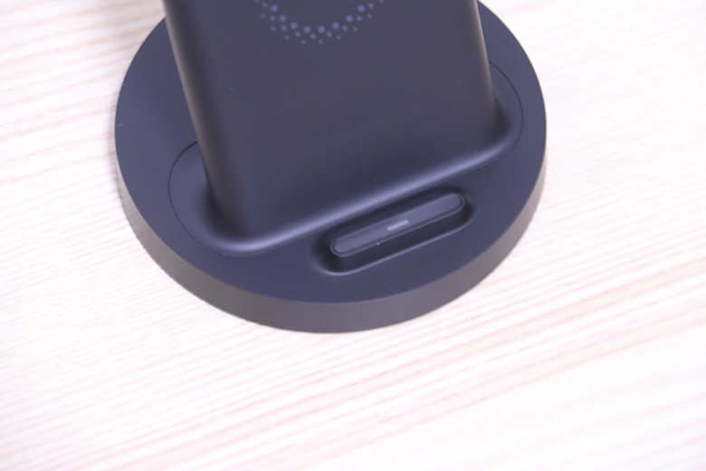 換個姿勢充電！小米立式無線充電器圖賞-鋒巢網