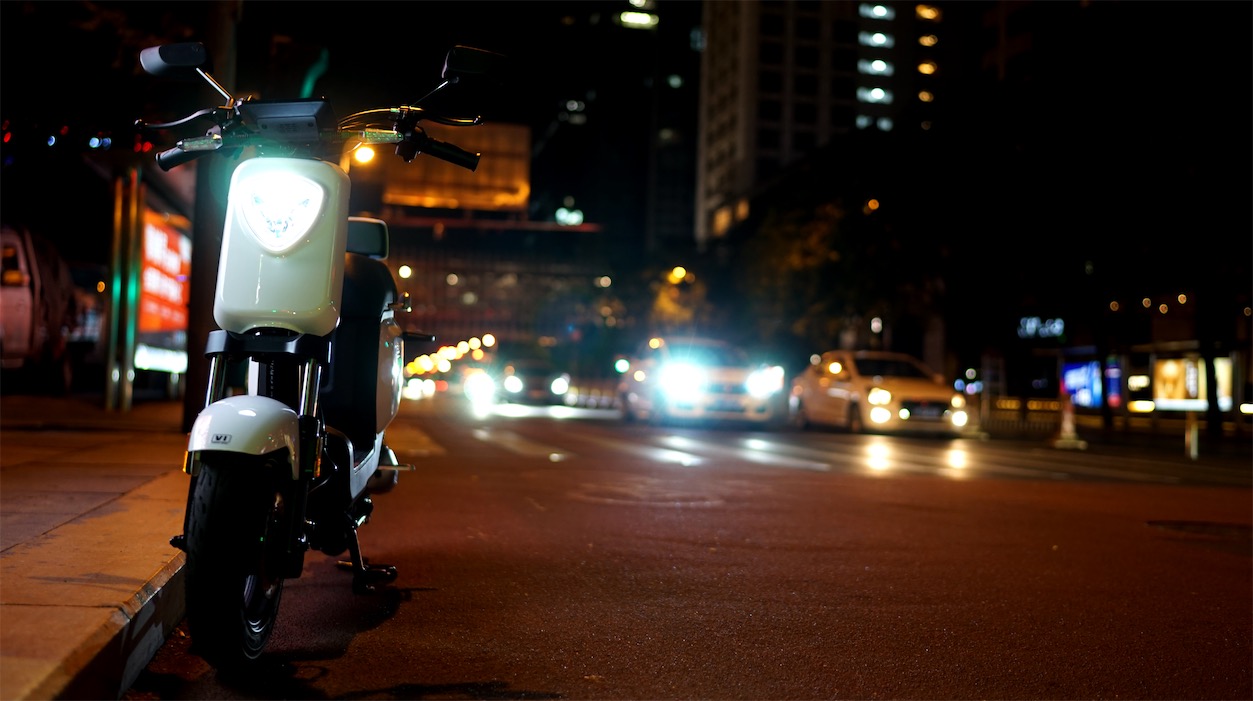 雅迪V1城市體驗(yàn):舒適輕便,騎行動(dòng)力更強(qiáng)-鋒巢網(wǎng)