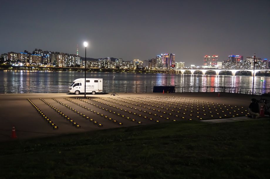 韓國無人機展示提醒觀察人員洗手并戴口罩-鋒巢網