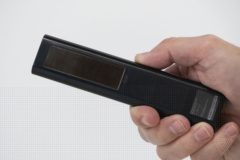 三星為其最新的電視制作了一款可充電的生態遙控-鋒巢網