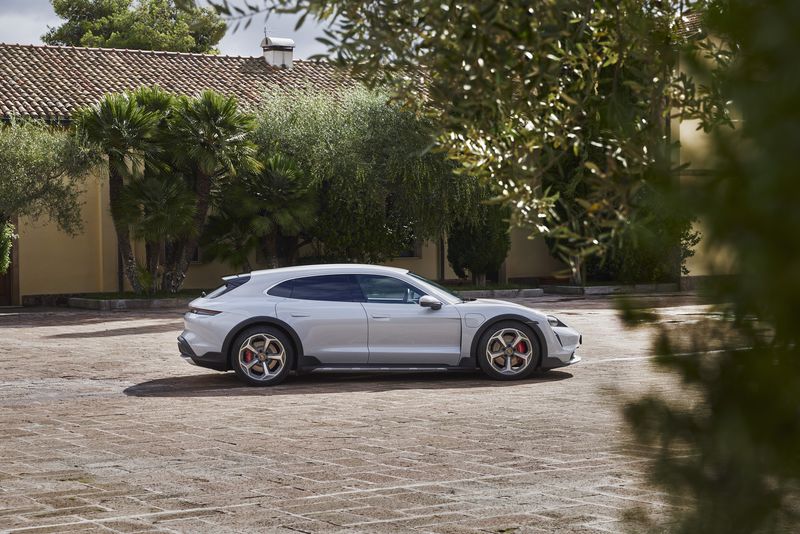 保時捷的Taycan Cross Turismo是其首款電動汽車的后續(xù)款-鋒巢網(wǎng)