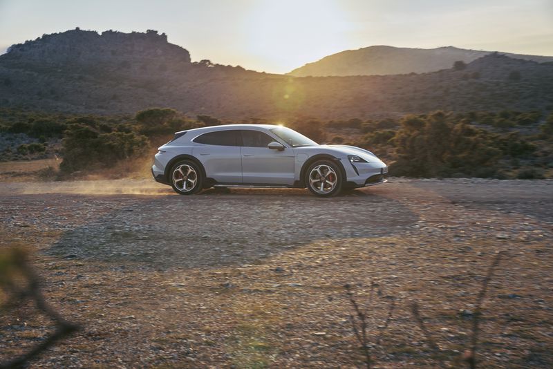 保時捷的Taycan Cross Turismo是其首款電動汽車的后續(xù)款-鋒巢網(wǎng)