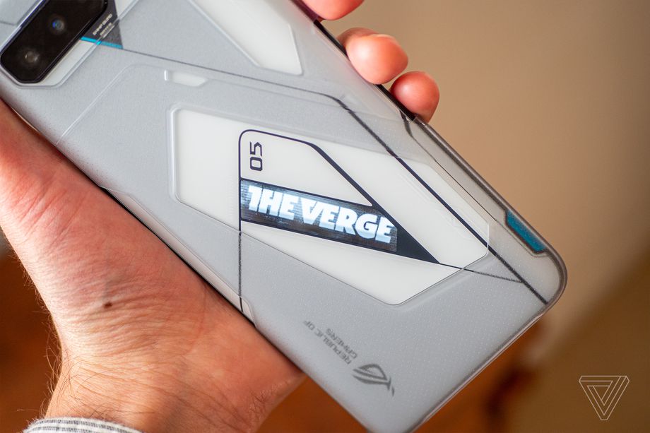 華碩新款ROG Phone 5 Ultimate擁有18GB內(nèi)存和后置OLED屏幕-鋒巢網(wǎng)