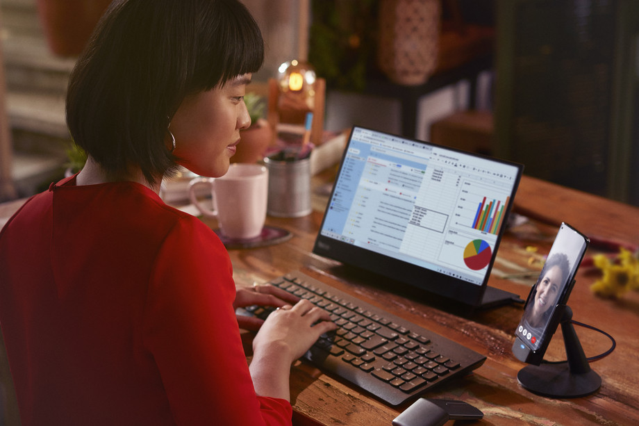 摩托羅拉準(zhǔn)備在Edge Plus上推出一款dex風(fēng)格的桌面電腦-鋒巢網(wǎng)