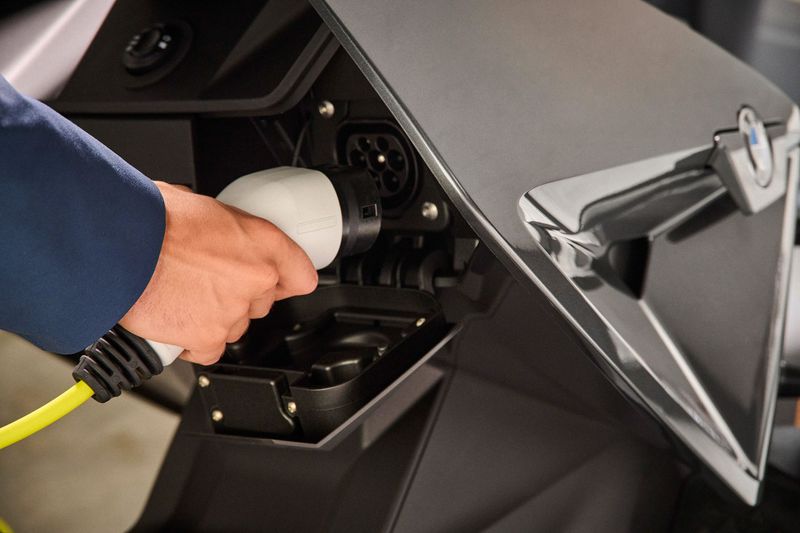 寶馬正在制造未來(lái)派的ce04電動(dòng)滑板車-鋒巢網(wǎng)