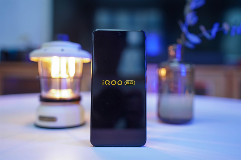 iQOO 8實測上手體驗：王者歸來，從不高調(diào)-鋒巢網(wǎng)