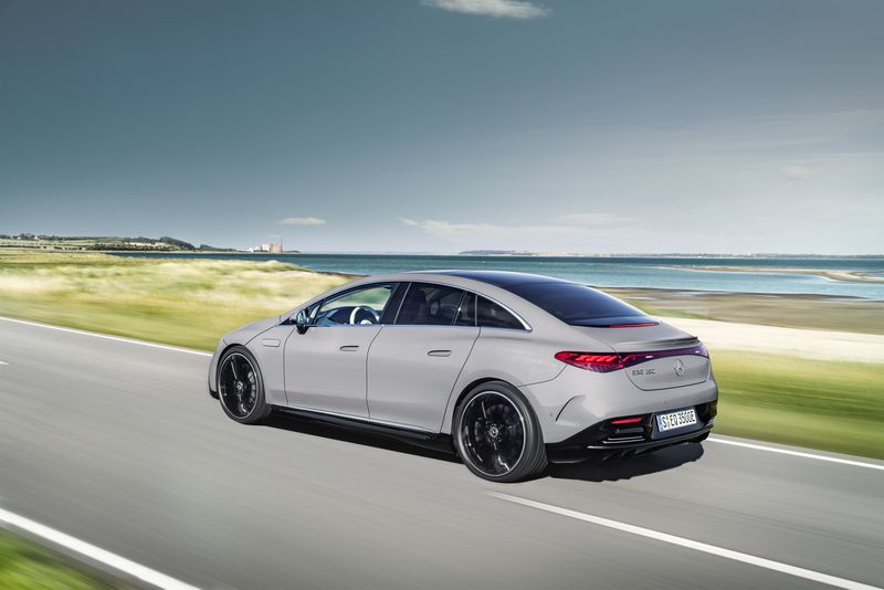 奔馳EQE是一款更平易近人的豪華電動(dòng)汽車-鋒巢網(wǎng)