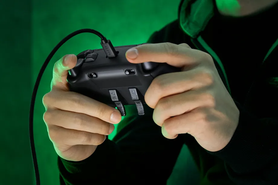 Razer的Wolverine V2 Chroma是一款優雅、可定制的有線控制器-鋒巢網