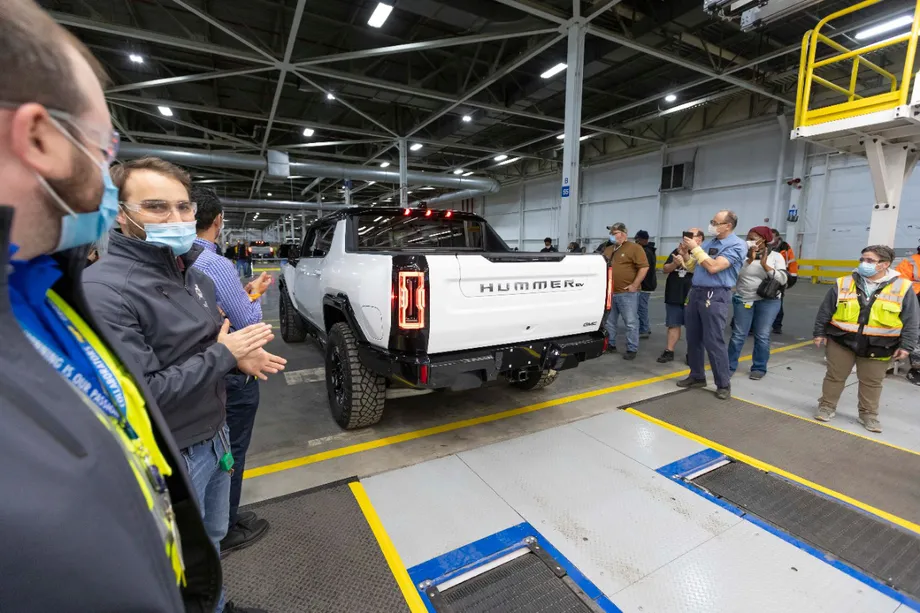 通用汽車開始向客戶交付悍馬電動皮卡-鋒巢網